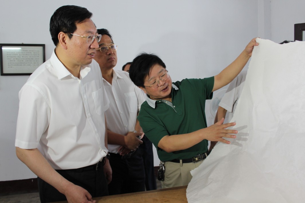 省委常委、宣傳部長(zhǎng)曹征海參觀考察宣紙文化園